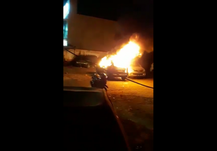 Mobil Warga yang Parkir Depan Polsek Tanah Abang Dibakar Massa