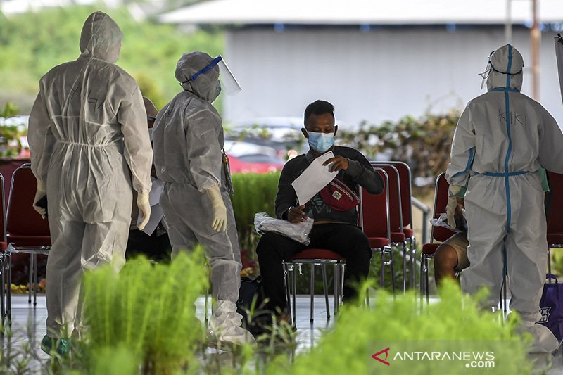 Petugas kesehatan mendata pasien COVID-19 dengan kategori Orang Tanpa Gejala (OTG) yang baru tiba di Rumah Susun Nagrak, Cilincing, Jakarta Utara, Senin (21/6/2021). ANTARA FOTO/M Risyal Hidayat/wsj/aa.