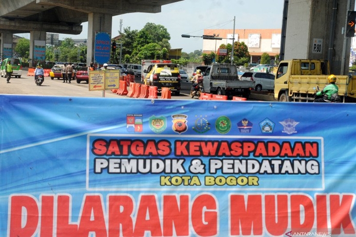 Sejumlah petugas gabungan menghentikan kendaraan yang berasal dari luar daerah di posko bersama satgas kewaspadaan pemudik dan pendatang di Simpang Yasmin, Kota Bogor, Jawa Barat, Minggu (9/5/2021). Pemerintah Kota Bogor mengikuti peraturan pemerintah pusat mengenai aturan mudik, termasuk mudik lokal atau di kawasan aglomerasi sehingga pada enam titik sekat larangan mudik di Kota Bogor selain melakukan pemeriksaan, petugas akan menanyakan alasan untuk masuk ke Kota Bogor. ANTARA FOTO/Arif Firmansyah/hp. (ARIF FIRMANSYAH/ARIF FIRMANSYAH)