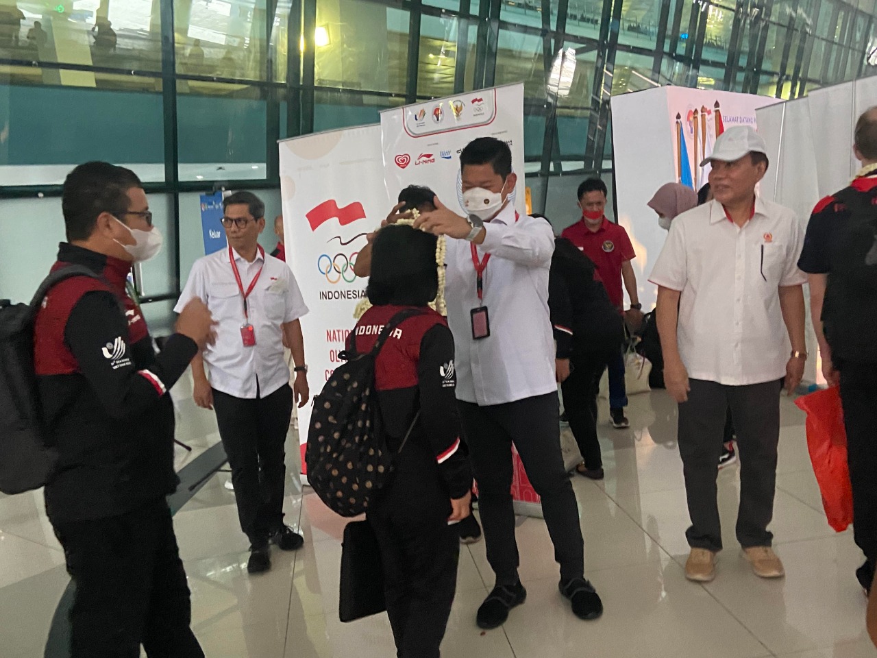 Kedatangan Atlet Indonesia untuk SEA Games Vietnam disambut Ketua NOC Indonesia Raja Sapta Oktohari. (Foto: MP Media /  Frengky Aruan)