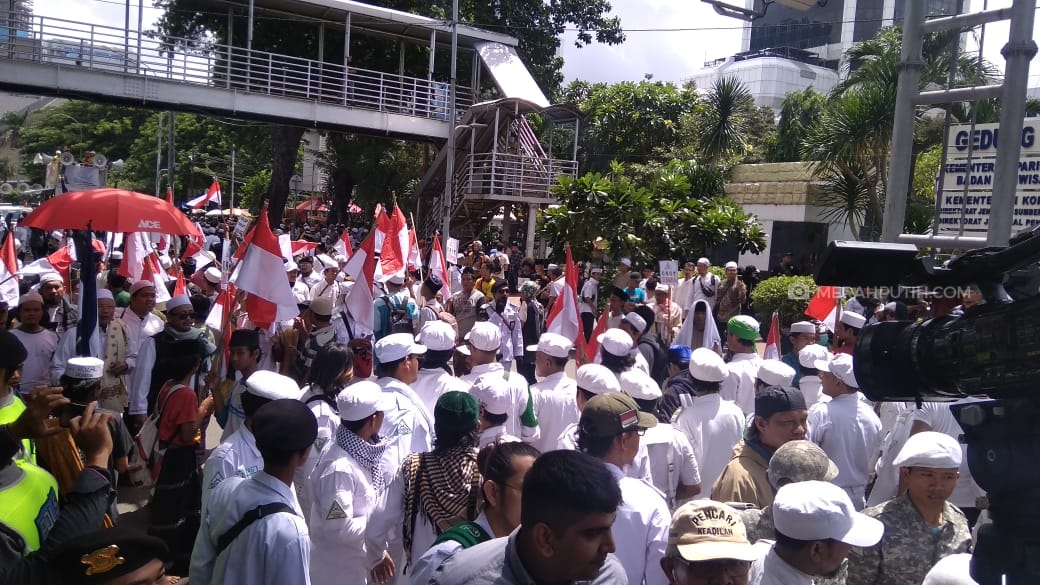 Usai Salat Jumat, Ormas Islam Kepung Kedubes India
