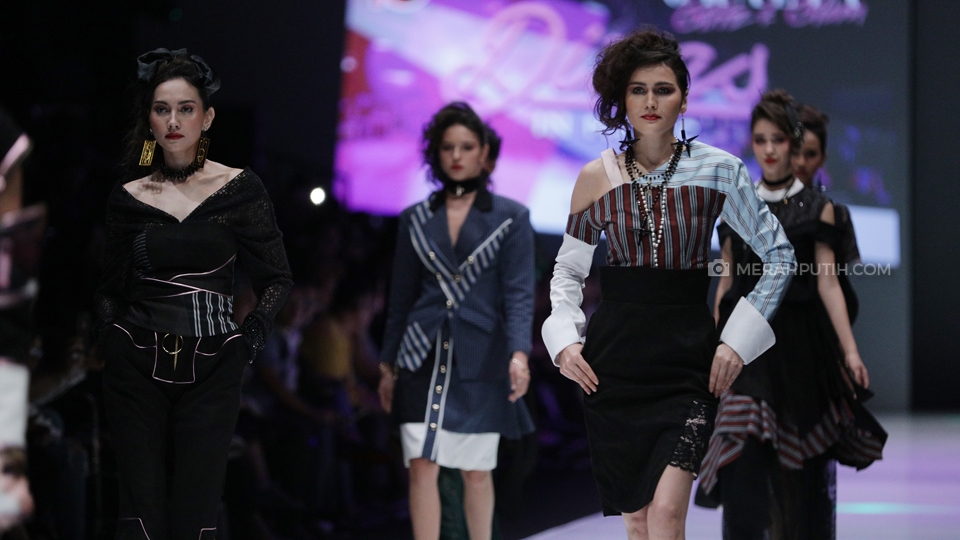 Parade Busana saat Grazia Glitz and Glam di Jakarta Fashion Week 2018