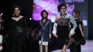 Parade Busana saat Grazia Glitz and Glam di Jakarta Fashion Week 2018