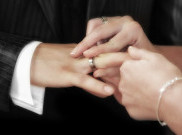 Alasan Mengapa Cincin Pernikahan Disematkan di Jari Manis