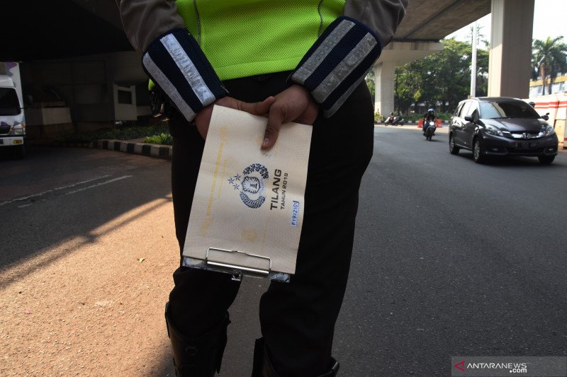 Polantas memantau kendaraan saat hari pertama pemberlakuan kembali kebijakan ganjil-genap kendaraan di Jalan Gatot Subroto, Jakarta, Senin (3/8/2020). ANTARA FOTO/Indrianto Eko Suwarso/wsj