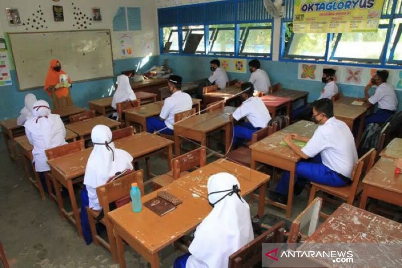 Guru tengah mengajar. (Foto: Antara)