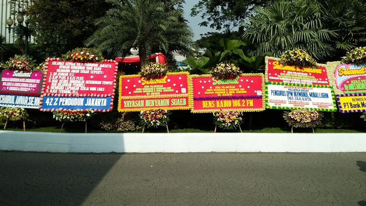 Karangan bunga untuk Anies-Sandi di Balai Kota Jakarta. (MP/Asropih)