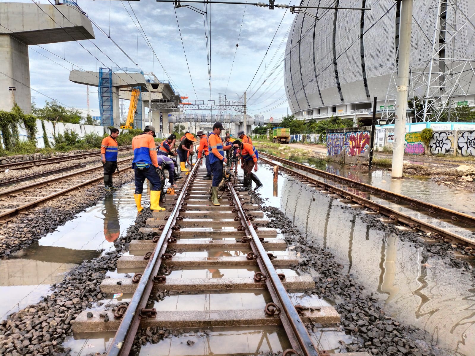 Rel Kereta Api Terendam Banjir Rob di Pesisir Utara Jakarta, PT KAI Lakukan Peninggian