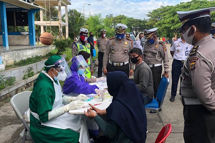 Petugas medis melakukan tes cepat terhadap penumpang bus antarprovinsi di Terminal Batoh, Banda Aceh, Jumat (19/6/2020). Antara Aceh/HO