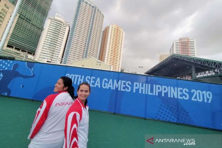 Pasangan ganda putri Indonesia Jessy Rompies/Beatrice Gumulya berfoto di lapangan tenis Rizal Memorial Sports Complex, Manila, Filipina, Jumat (29/11/2019). (ANTARA/HO/tennisindonesia.com)