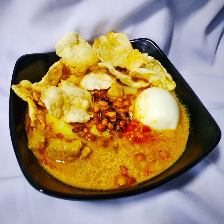 Lontong kari Bandung. (Foto: instagram.com/suryaakmal_saputra)