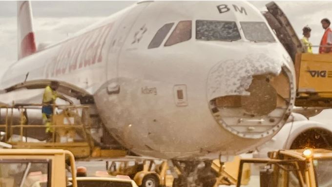 Terjang Badai Es, Hidung hingga Kokpit Pesawat Austrian Airlines Rusak