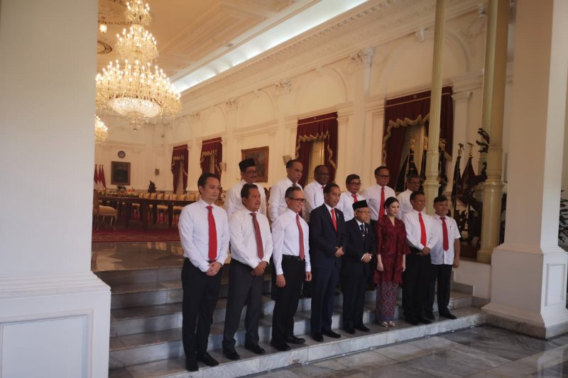 Presiden Jokowi dan Wapres Ma'ruf Amin beserta 12 Wakil Menteri. Foto: ANTARA