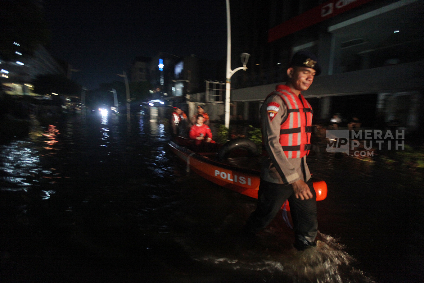 Petugas Pemadam Kebakaran mengevakuasi warga korban banjir di Kawasan Kemang, Jakarta Selatan, Kamis (30/10/2025).