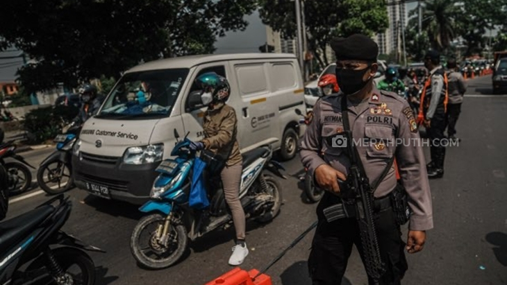 Penyekatan saat hari pertama PPKM Darurat di kawasan Kalideres, Jakarta Barat, Sabtu (3/7). (Foto: MP/Rizki Fitrianto)