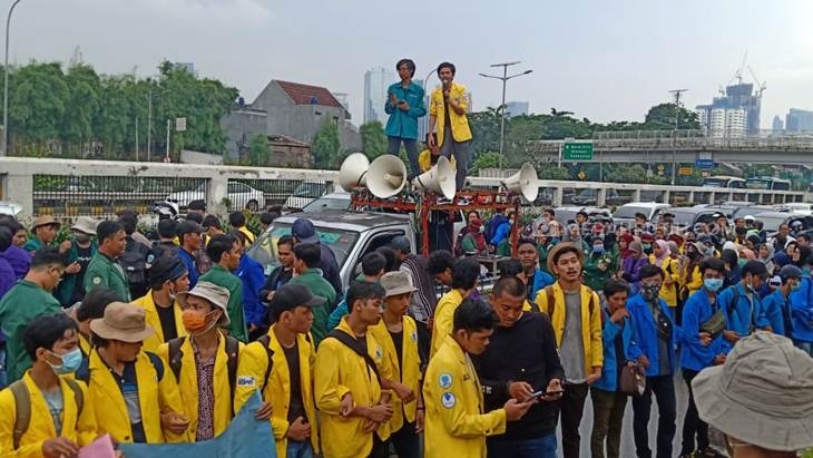 Demo Depan DPR, Mahasiswa Tolak Omnibus Law Cipta Kerja
