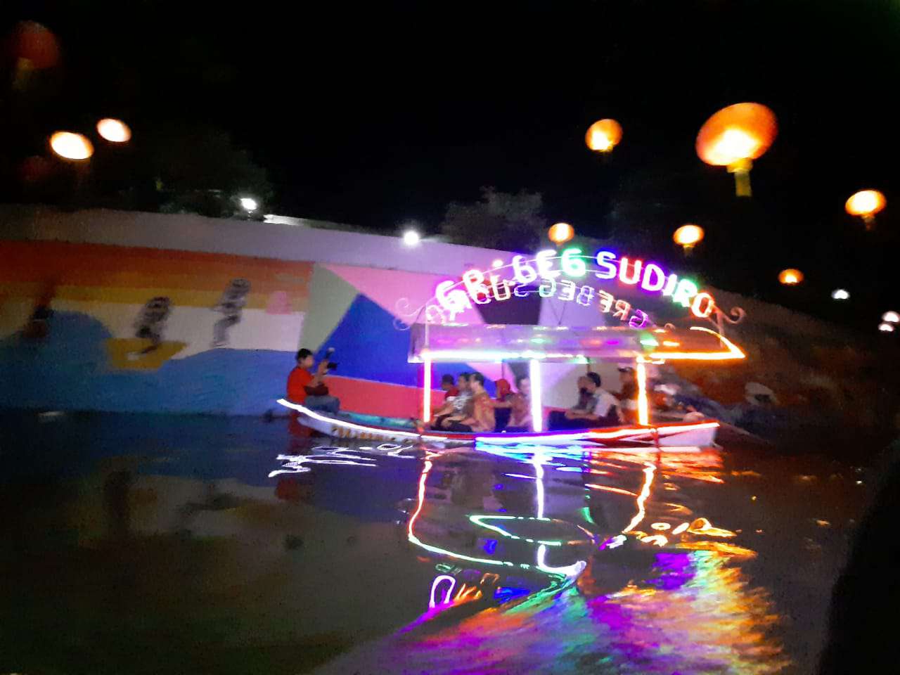 Wisatawan menikmati keindahan Sungai Pepe di Solo, Jawa Tengah pada malam hari dengan kapal wisata air menyambut Imlek, Sabtu (18/1). (Foto: MP/Ismail)