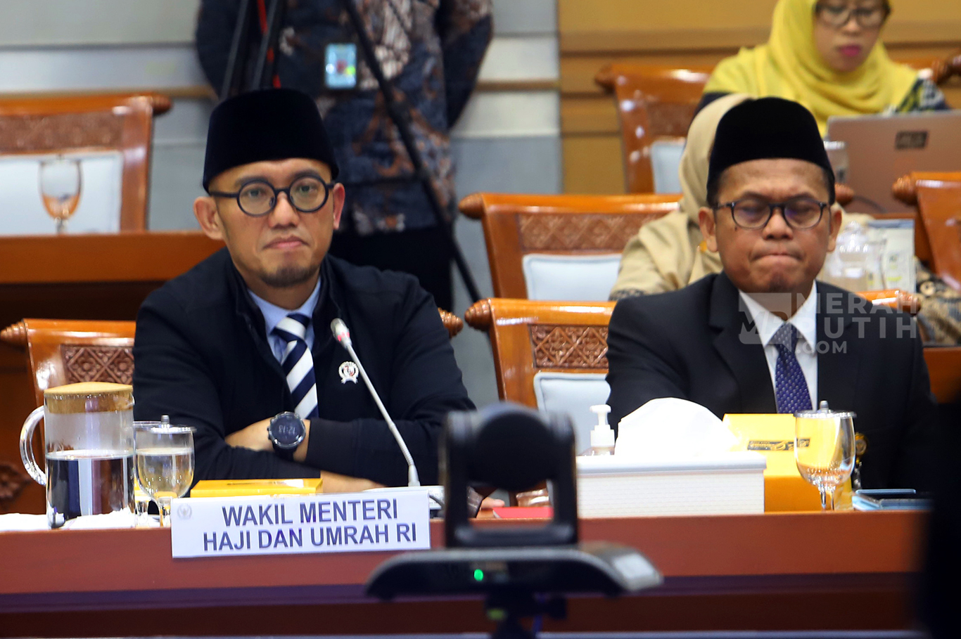 Wakil Menteri Haji dan Umrah Dahnil Anzar Simanjuntak (kiri), bersama sejumlah pejabat mengikuti Rapat Panitia Kerja (Panja) Haji 2026, di ruang Komisi VIII DPR, di Gedung Nusantara II, Kompleks Parlemen, Senayan, Jakarta, Selasa (28/10/2025).