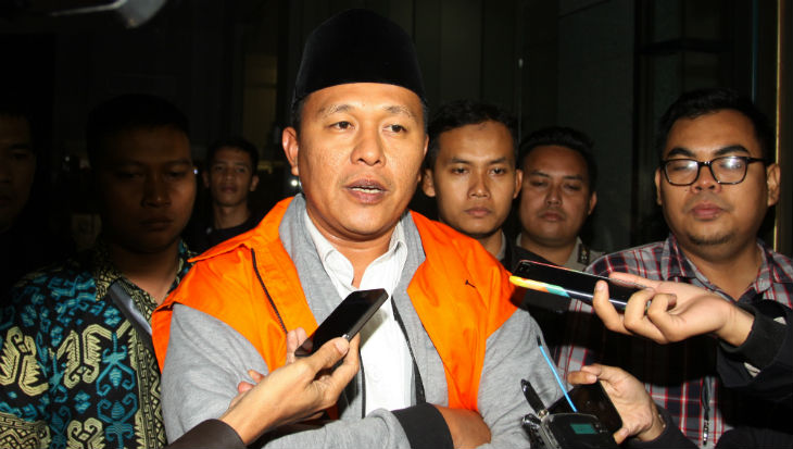 Bupati Lampung Tengah dan Calon Gubenur Lampung Mustafa dengan rompi tahanan berbicara kepada wartawan usai menjalani pemeriksaan di Gedung KPK, Jakarta, Jumat (16/2). ANTARA FOTO/Reno Esnir