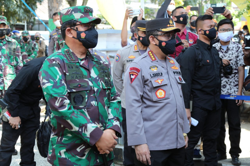 Panglima TNI Marsekal TNI Hadi Tjahjanto dan Kapolri Jenderal Pol Listyo Sigit Prabowo blusukan di Bandung, Jawa Barat, mengecek kebutuhan masyarakat di masa PPKM darurat, Jumat (16/7/2021). ANTARA/HO-Divisi Humas Polri