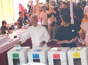 Ganjar Nyoblos Bareng Atikoh dan Alam di TPS 11 Semarang