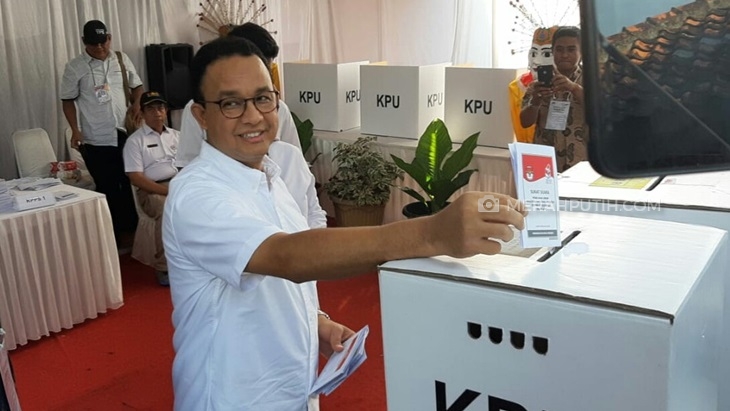 Anies Baswedan saat di TPS. (MP/Asropih)