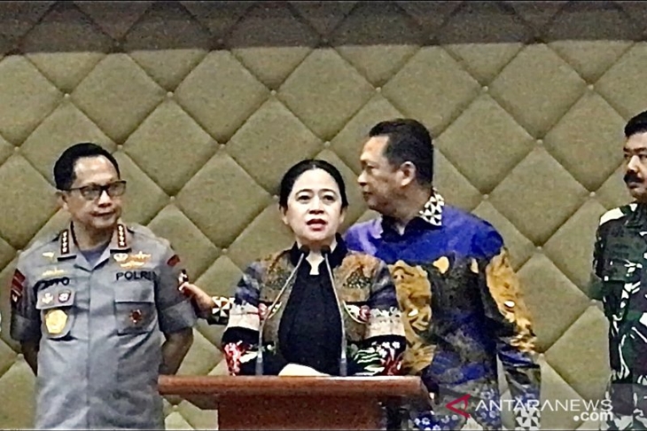 Ketua DPR Puan Maharani (tengah), Ketua MPR, Bambang Soesatyo (kedua kanan), Panglima TNI Marsekal Hadi Tjahjanto (pertama kanan), dan Kapolri, Jenderal Tito Karnavian (kiri) saat temu pers di gedung MPR/DPR/DPD Jakarta, Selasa (15/10/2019). (ANTARA/ Abdu Faisal)