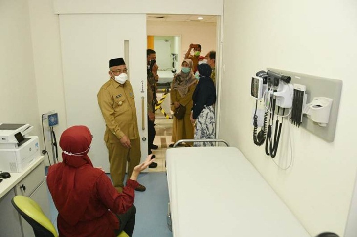 Wali Kota Depok, Jabar Mohammad Idris ketika meninjau kesiapan RSUI dalam memberikan vaksin COVID-19 di Depok, Selasa (12/1/2021). (FOTO ANTARA/HO- Humas Pemkot Depok)