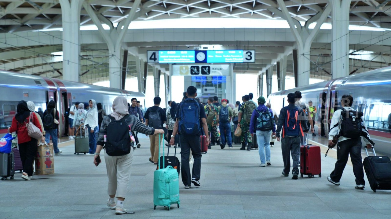 Libur Nataru, KCIC Operasikan 1.098 Perjalanan Kereta Cepat Whoosh