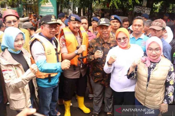 Gubernur Jawa Barat, Ridwan Kamil didampingi Wali Kota Bekasi, Rahmat Effendi saat memantau banjir di Bekasi Timur, Kota Bekasi. (Foto: Pradita Kurniawan Syah).