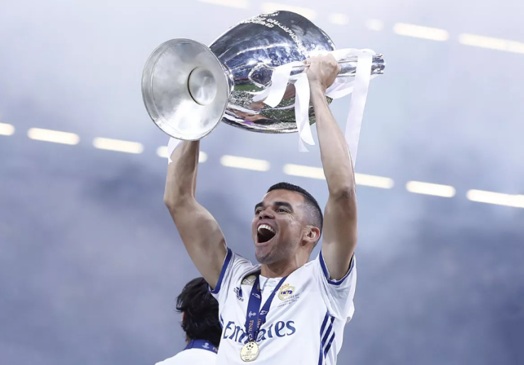 Pepe Dikabarkan Siap Kembali ke Real Madrid Sebagai Tangan Kanan Jose Mourinho