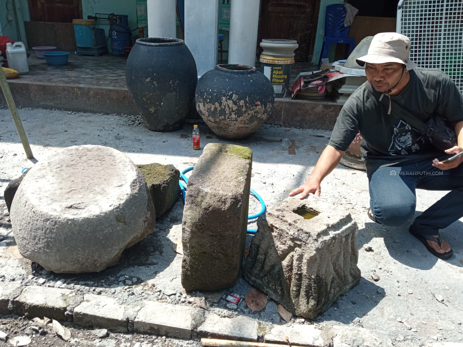 Batu Candi Diduga Peninggalan Kerajaan Majapahit Ditemukan di Makam Sunan Ampel
