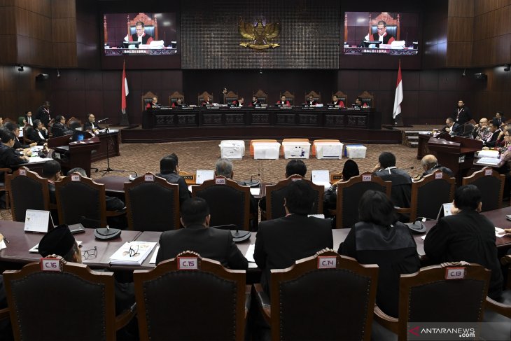 Hakim Mahkamah Konstitusi menunjukkan sebagian bukti pihak pemohon yang belum bisa diverifikasi saat sidang lanjutan Perselisihan Hasil Pemilihan Umum (PHPU) presiden dan wakil presiden di gedung Mahkamah Konstitusi, Jakarta, Rabu (19/6/2019). Sidang tersebut beragendakan mendengarkan keterangan saksi fakta dan saksi ahli dari pihak pemohon. ANTARA FOTO/Hafidz Mubarak A/wsj.	