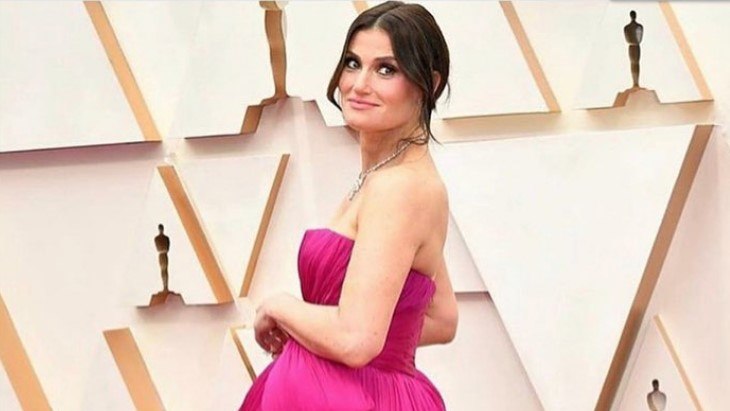 Ratu Elsa Idina Menzel Bernyanyi di Atas Rumah Pohon