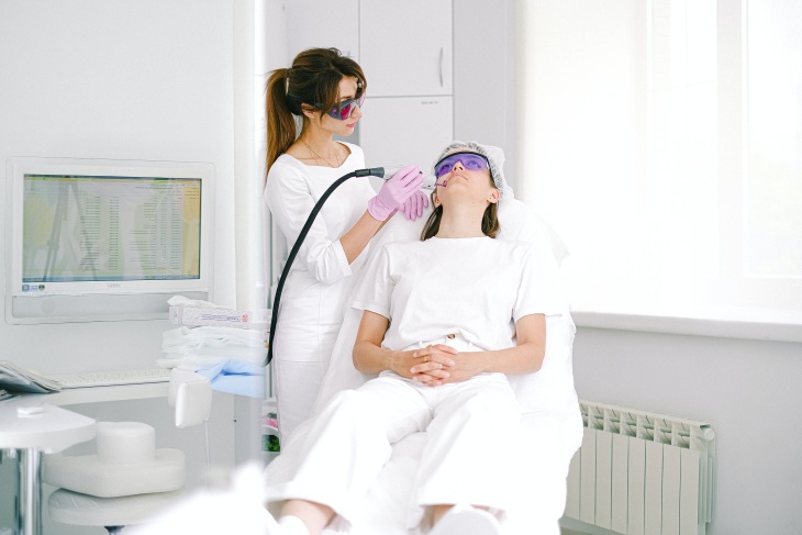 Hambat Penuaan Dini dengan Treatment Peremajaan Kulit Wajah