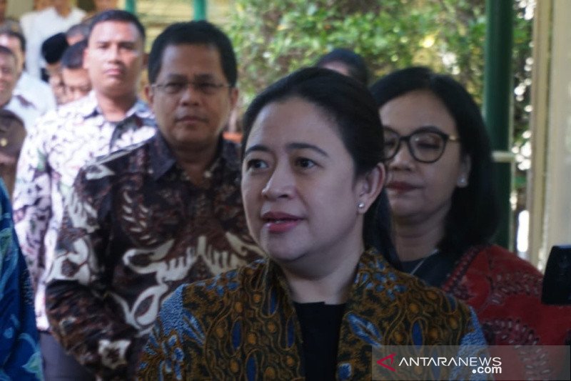 Ketua DPR RI Puan Maharani menjawab pertanyaan awak media di Kompleks Kantor Kepatihan, Yogyakarta, Senin. (FOTO ANTARA/Luqman Hakim)