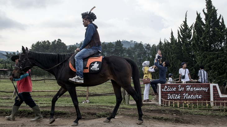 Serunya Naik Kuda Ala Cowboy di De Ranch Lembang