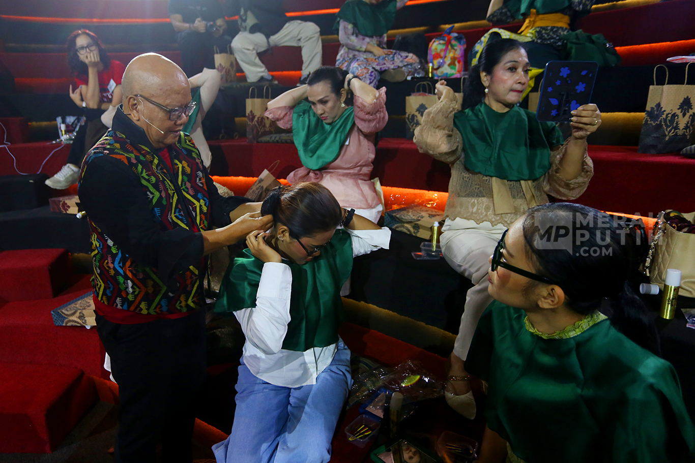Meriahkan Hari Kartini, Ibu-Ibu Ikuti Pelatihan Gelung dan Sanggul Nusantara