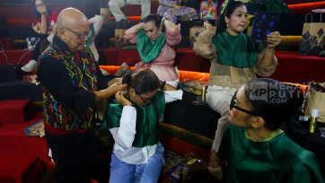 Meriahkan Hari Kartini, Ibu-Ibu Ikuti Pelatihan Gelung dan Sanggul Nusantara