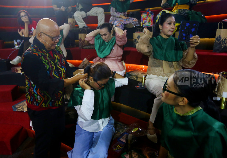 Meriahkan Hari Kartini, Ibu-Ibu Ikuti Pelatihan Gelung dan Sanggul Nusantara