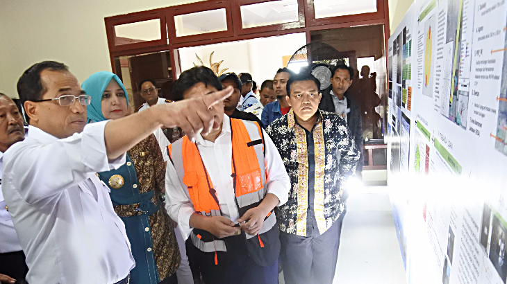 Menhub Budi Karya Sumadi saat meninjau stasiun kereta api
