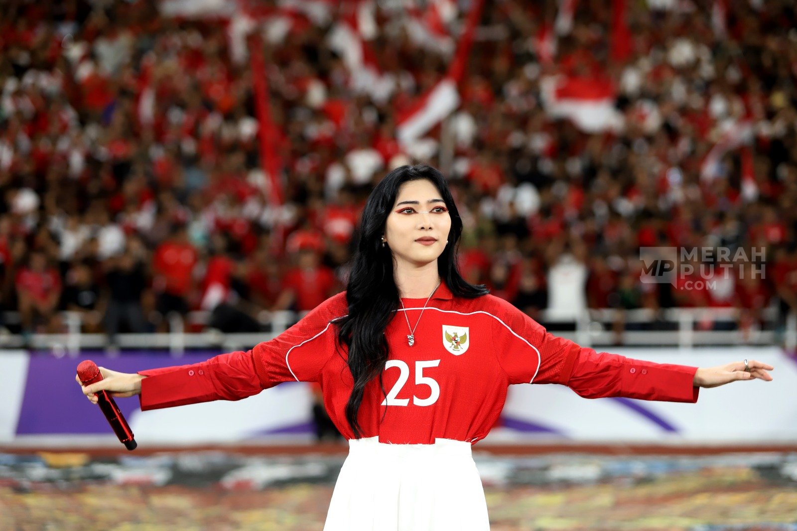 Aksi Penyanyi Isyana Saravati Bakar Semangat Supporter Timnas Indonesia di Stadion Utama GBK