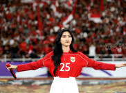Aksi Penyanyi Isyana Saravati Bakar Semangat Supporter Timnas Indonesia di Stadion Utama GBK