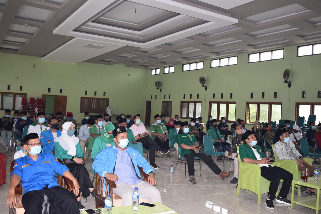 Pembagian masker pada peringatan Hari Santri Nasional di Cirebon. Foto : Mauritz