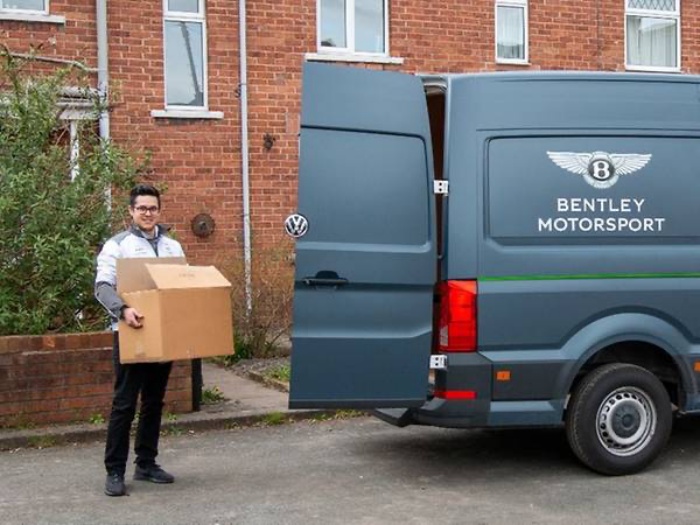 Para pekerja Bentley mengantarkan makanan dan obat-obatan dengan kendaraan perusahaan. (Foto: CNA Luxury) 