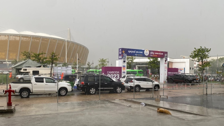 Hujan Deras Disertai Angin Kencang Guyur Stadion Morodok Jelang Penutupan SEA Games 2023