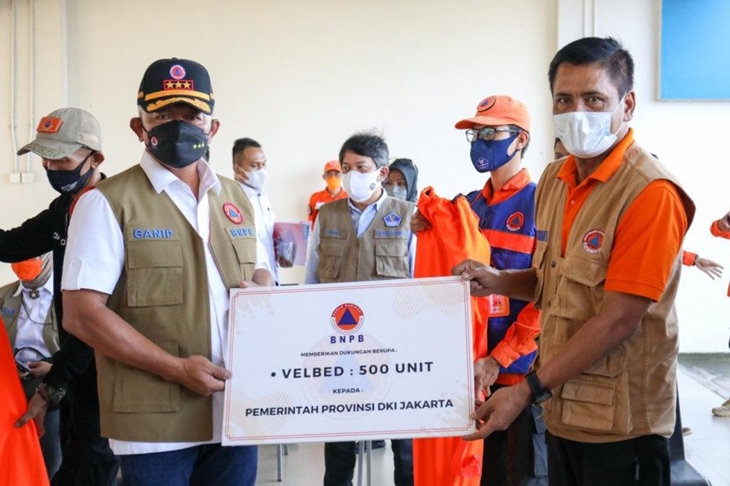 Kepala Badan Nasional Penanggulangan Bencana (BNPB) Letjen TNI Ganip Warsito SE MM (kiri) selaku Ketua Satuan Tugas Penanganan COVID-19 menyampaikan secara simbolis bantuan 500 velbed untuk fasilitas isolasi Rusun Nagrak di Jakarta Utara kepada Pelaksana Tugas Kepala Pelaksana Badan Penanggulangan Bencana Daerah (BPBD) DKI Jakarta Sabdo Kurnianto pada Minggu (13/6/2021). (ANTARA/HO Satgas PenangananCOVID-19)