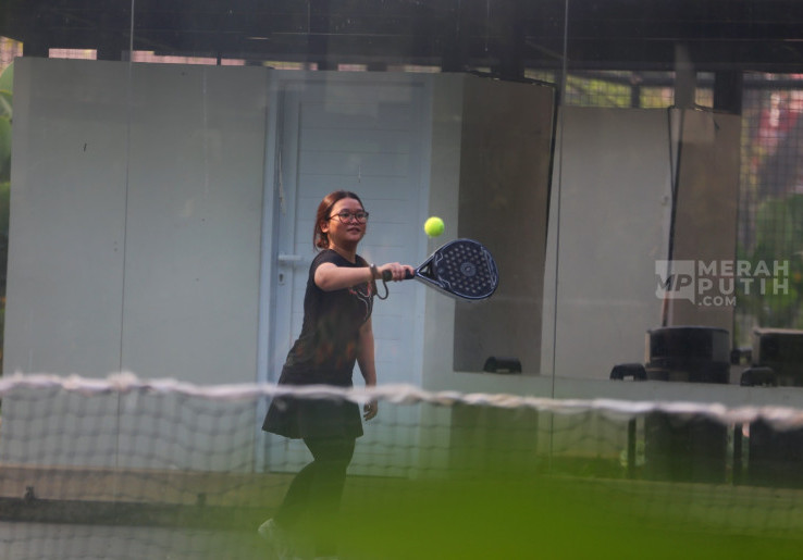 Warga Manfaatkan Lapangan Padel Gratis di Taman Bendera Pusaka