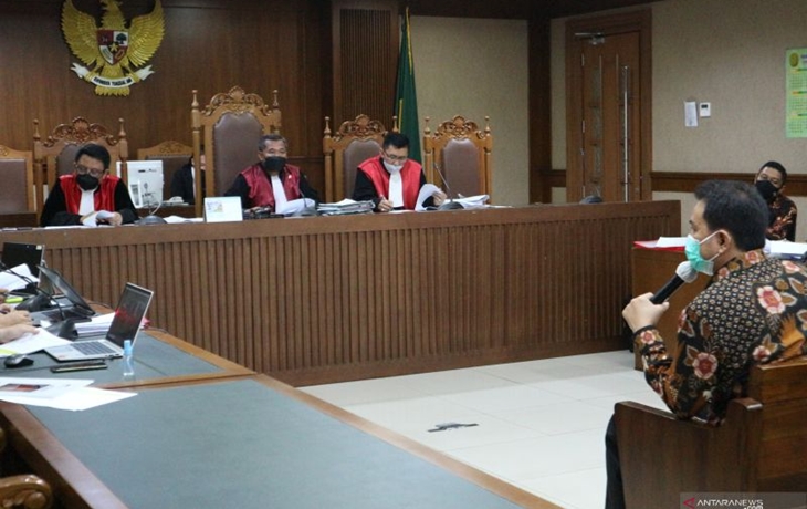 Mantan Wakil Ketua DPR dari fraksi Partai Golkar Azis Syamsuddin bersaksi di Pengadilan Tipikor Jakarta, Senin (25/10/2021) (ANTARA/Desca Lidya Natalia)