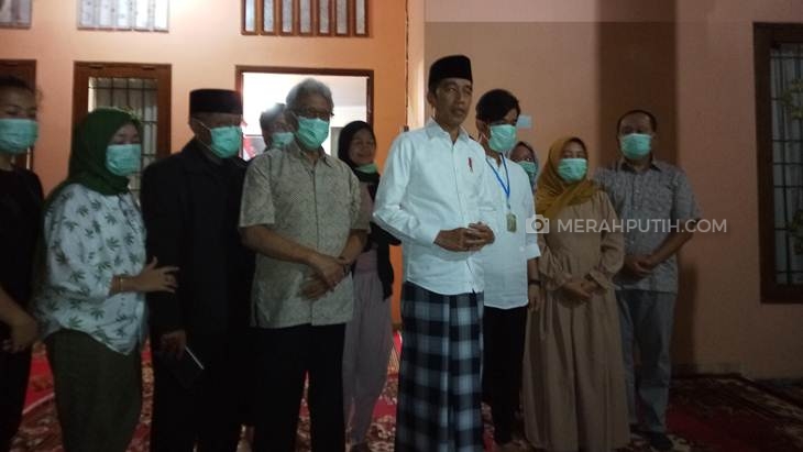  Presiden Jokowi memberikan keteragan terkait meninggalnya ibunda, Notomiharjo di Solo, Jawa Tengah, Rabu (25/3).(MP/Ismail)